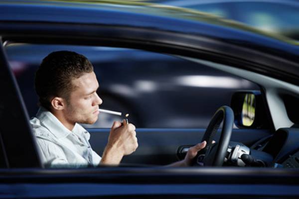 Как избавиться от запаха сигарет в машине - фото