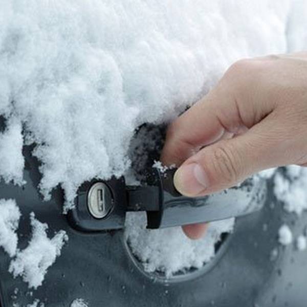 Как открыть замерзшую дверь автомобиля? Что делать, если замерзает замок двери? с фото