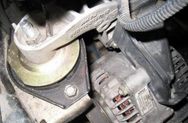 Проверка подушек двигателя без их снятия с автомобиля с фото