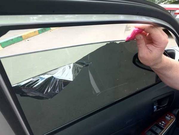 Как самостоятельно снять пленку тонировки со стекол автомобиля с фото
