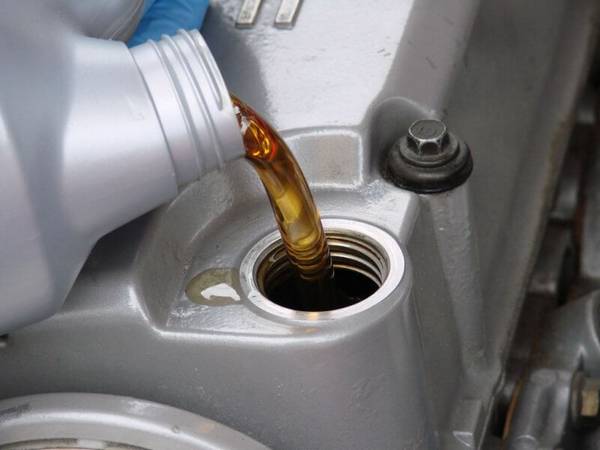 Можно ли заливать дизельное масло в бензиновый двигатель? - фото