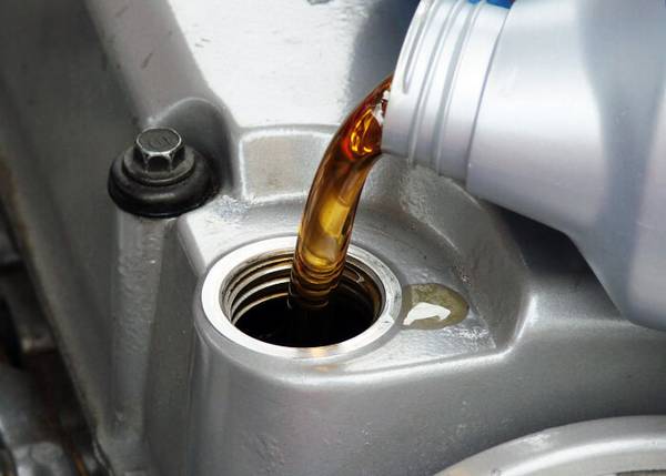 Сколько литров масла заливать в двигатель - фото