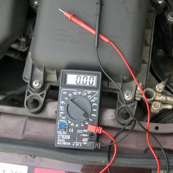 Как проверить уровень заряда аккумулятора на автомобиле с помощью мультиметра или нагрузочной вилки? с фото
