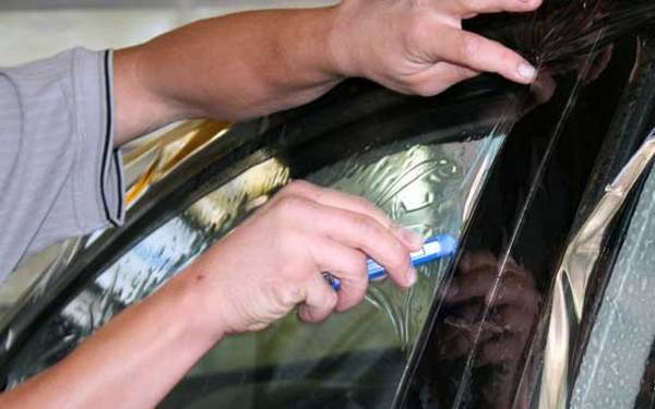 Выполняем тонировку стекол автомобиля своими руками: пленки, инструменты, методики с фото