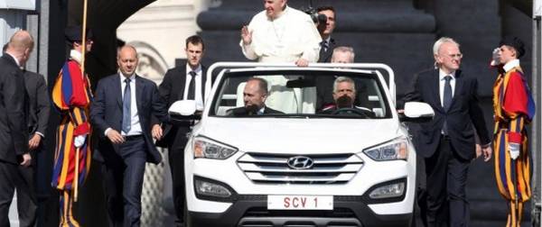 Папа Римский сменил Mercedes-Benz M-класса на Hyundai - фото