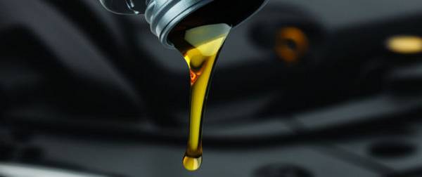 Минеральное, синтетическое, полусинтетическое: какое моторное масло заливать в вашу машину с фото